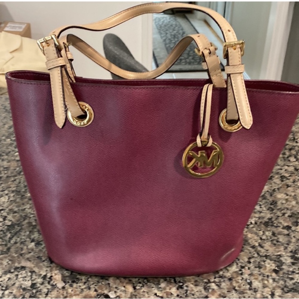 Authentic Michael Kors bucket bag. Excellent condition! No flaws.